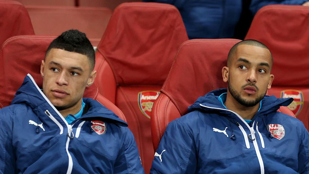 Chamberlain và Walcott trên băng ghế dự bị Arsenal.