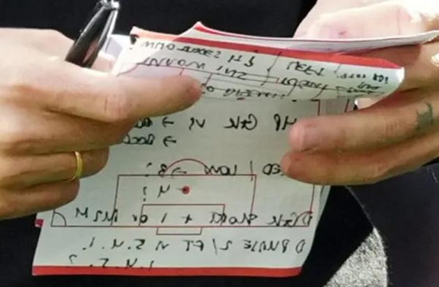 Dù khó để hiểu chính xác nội dung của tờ giấy mà huấn luyện viên Mikel Arteta cầm trên tay, tuy nhiên, dường như đó là những cách để "Pháo thủ" đánh bại Southampton.