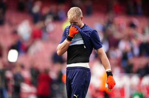 Ramsdale rơi nước mắt xúc động khi nhận được tình cảm lớn từ các CĐV Arsenal.