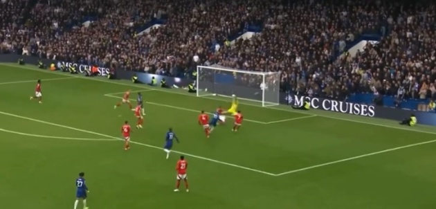 Nếu Palmer xuất sắc thì thủ môn Matz Sels chơi ấn tượng không kém. Người gác đền 32 tuổi phản xạ tuyệt vời, cản phá cú sút của Palmer.