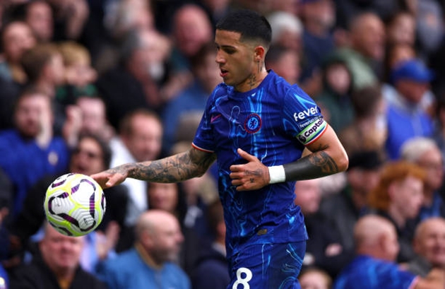 Enzo Fernandez: 6.8 điểm. Tiền vệ người Argentina xuất hiện ở mọi điểm nóng trên sân, giành chiến thắng trong các cuộc đấu tay đôi giúp "The Blues" chiếm thế chủ động. Một màn trình diễn tương đối tốt của đội trưởng Chelsea.