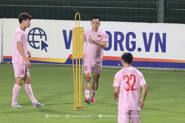 Văn Quyết luôn thể hiện sự nghiêm túc trên sân tập. Ảnh: VFF.