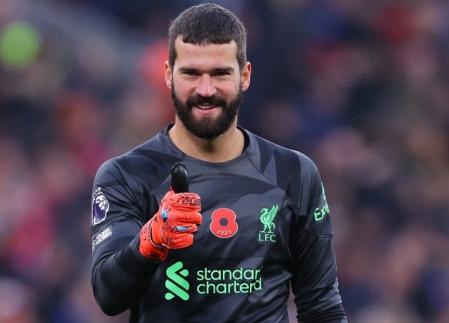Alisson dính chấn thương gân kheo.