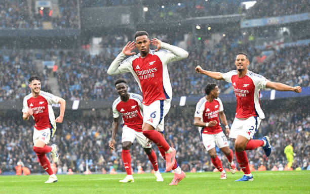Tại Premier League, đoàn quân của HLV Mikel Arteta chỉ đang kém 1 điểm so với đội đầu bảng là Liverpool và vẫn giữ được thành tích bất bại.