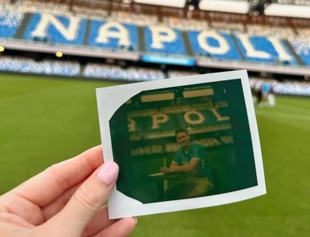 Cam cũng đảm bảo rằng cô ấy có kỷ vật riêng của mình trong dịp này.