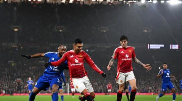 Casemiro như hồi xuân trước Leicester.