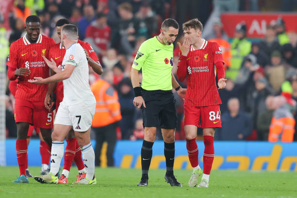 Coote vừa mới cầm còi trong trận đấu gần nhất của Liverpool.