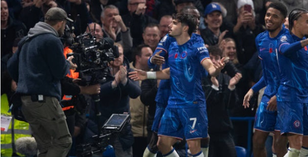 Neto tỏa sáng trước Arsenal.