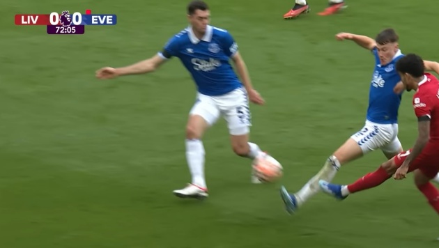 Keane để bóng chạm tay.