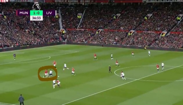 Tình huống Origi bị phạm lỗi.