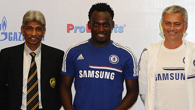 Michael Essien chuyển sang khoác áo Chelsea vào năm 2005.