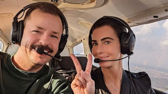 Lisa hạnh phúc với món quà từ Muller.