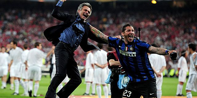 Mourinho cùng Matterazi đoạt cú ăn ba ở Inter.