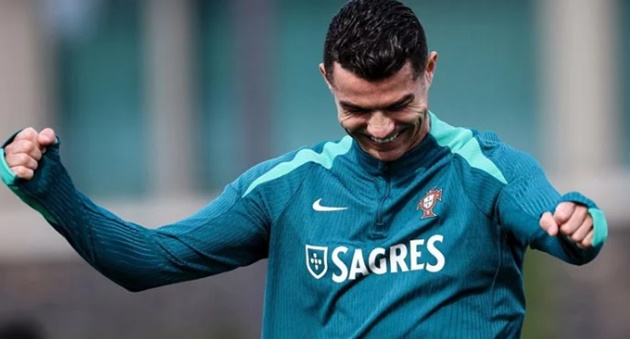 Ronaldo truyền năng lượng đến các đồng đội.