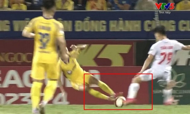 Hành vi bạo lực và phi thể thao làm hoen ố đi hình ảnh của môn thể thao vua.