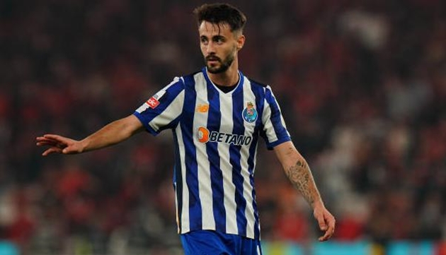 Fabio Vieira bị chỉ trích sau màn trình diễn tệ hại.