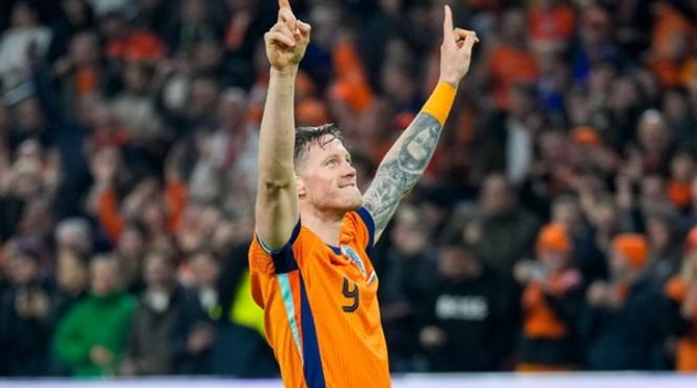 Rafael van der Vaart đã đả kích màn ăn mừng bàn thắng của Wout Weghorst.