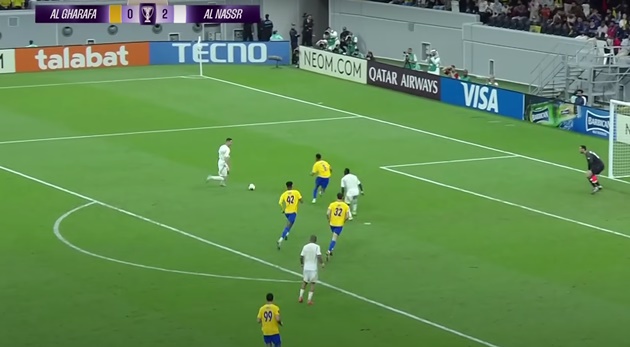 Ronaldo chuẩn bị tư thế nhận bóng từ đồng đội.