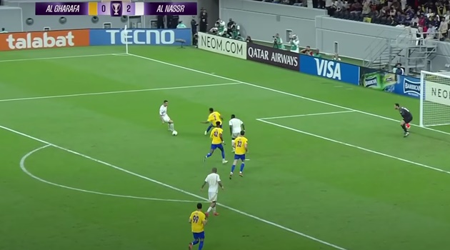 CR7 lập tức đảo chân điêu luyện đánh lừa cầu thủ đối phương.