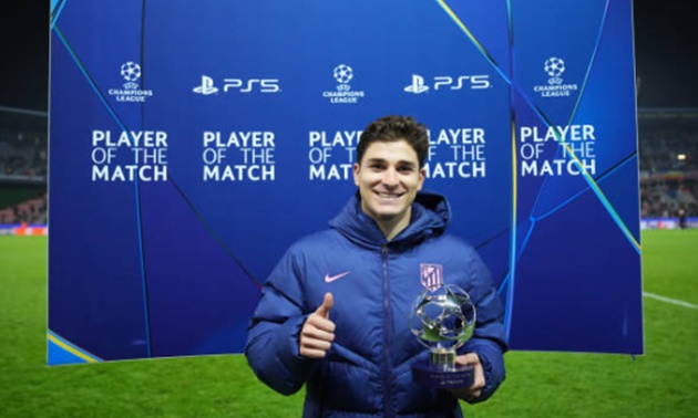Julian Alvarez nhận danh hiệu MVP của trận đấu.