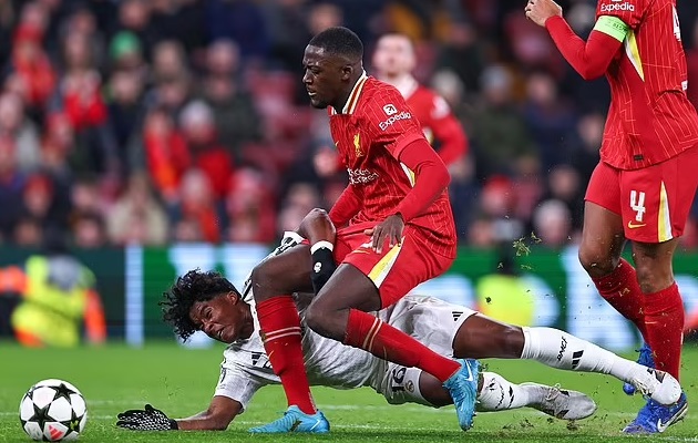 Konate dính chấn thương trong trận gặp Real Madrid.