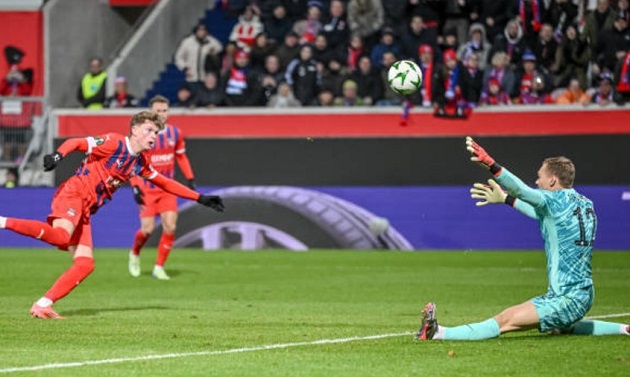 Jorgensen góp công lớn giúp Chelsea giữ sạch lưới.