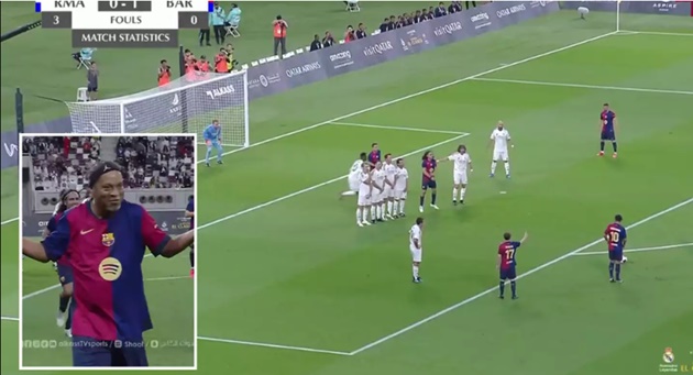 Ronaldinho lập siêu phẩm.