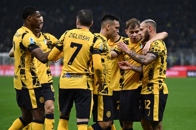 Inter Milan đánh bại Venezia để áp sát Napoli trên bảng xếp hạng.