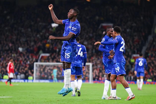 Caicedo ghi bàn giúp Chelsea hòa 1-1 M.U.