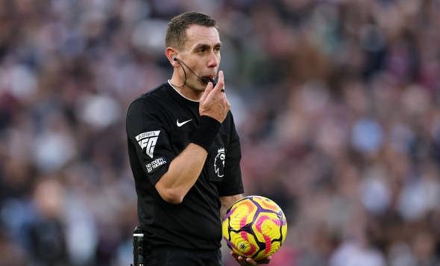 PGMOL sa thải David Coote sau lùm xùm với Liverpool.