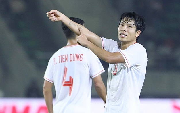 Văn Vĩ ghi bàn vào lưới Lào. Ảnh: VFF