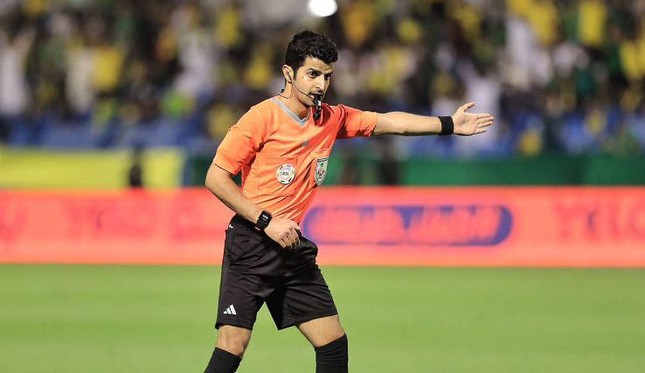 Trọng tài Abdullah Al Shehri bắt chính trận Việt Nam vs Indonesia.