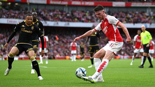 Arsenal đang được đánh giá cao hơn Monaco.