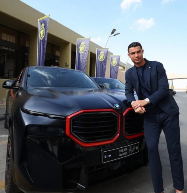 Cristiano Ronaldo, ngôi sao bóng đá nổi tiếng người Bồ Đào Nha, vừa bổ sung thêm một chiếc xe BMW trị giá 164.000 bảng vào bộ sưu tập xe sang của mình. Xe BMW XM Red Label là mẫu xe cao cấp nhất trong dòng XM của BMW, với công suất 550 kW. Xe có khả năng tăng tốc từ 0 đến 100 km/h chỉ trong 3,8 giây.