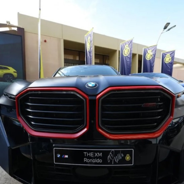Đây là một phần trong thỏa thuận tài trợ mới giữa CLB Al-Nassr và BMW. Mỗi cầu thủ của Al-Nassr, bao gồm cả Ronaldo, đã được tặng một chiếc BMW mới như một phần trong cam kết hợp tác giữa CLB và nhà sản xuất ô tô Đức.