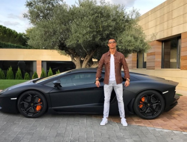 Ronaldo tạo dáng bên siêu xe của mình. Sự hợp tác giữa BMW và Al-Nassr sẽ kéo dài đến năm 2027, với mục tiêu thúc đẩy sự phát triển của thể thao Saudi Arabia, đặc biệt là bóng đá
