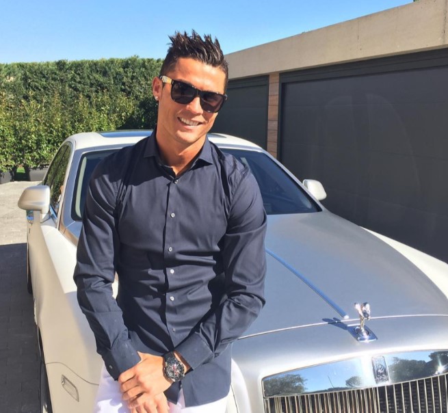 Ronaldo sở hữu 2 chiếc Rolls Royces.