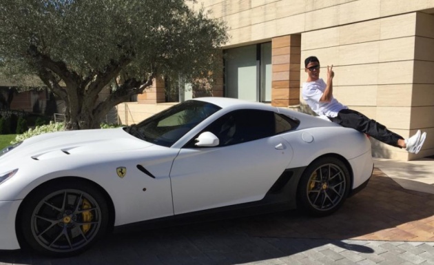 Ronaldo tạo dáng bên chiếc Ferrari.