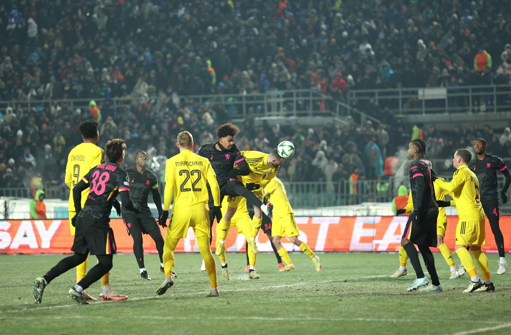 Chelsea dẫn 3 bàn sau 39 phút.