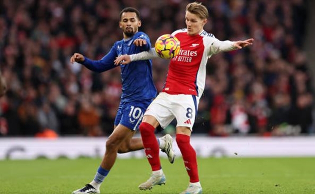 Arsenal gặp bế tắc trước hàng phòng ngự kiên cố của Everton.