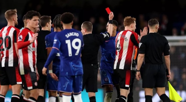 Cucrella nhận thẻ đỏ.