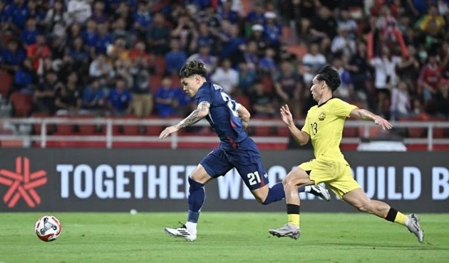 Thái Lan gặp nhiều khó khăn dù giành chiến thắng trước Malaysia.