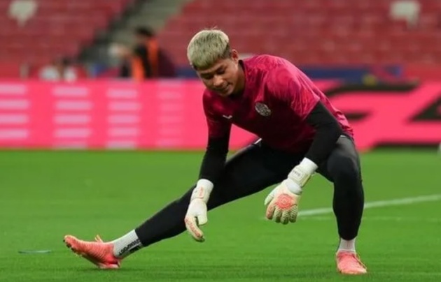 Thủ môn Vireak Dara mắc hai sai lầm tai hại trước Singapore.