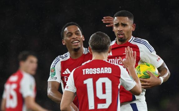 Arsenal ngược dòng đánh bại Crystal Palace trên sân nhà để giành quyền vào bán kết Carabao Cup.