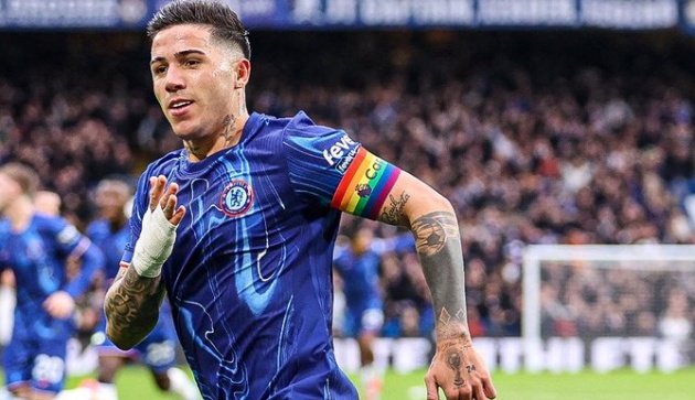 Fernandez tỏa sáng cho Chelsea.
