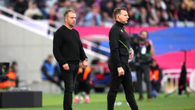 Hansi Flick vẫn được Barca tin tưởng.