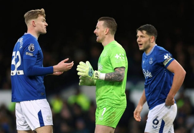 Everton phòng ngự cực kỳ tập trung trước Chelsea.