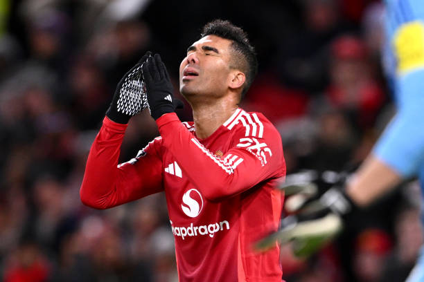 Casemiro có thể rời MU ngay tháng Một.