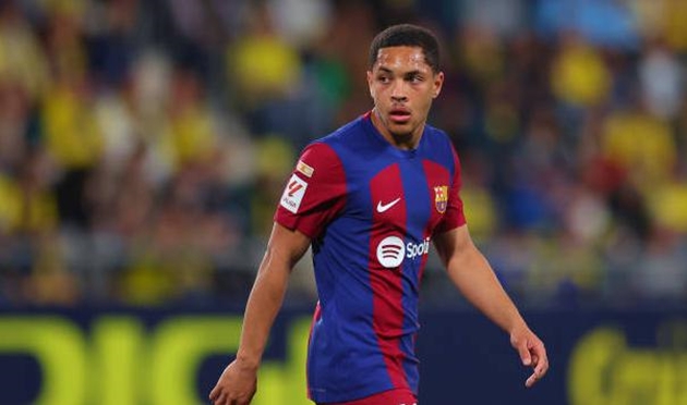 Vitor Roque có khoảng thời gian đáng quên tại Barcelona.