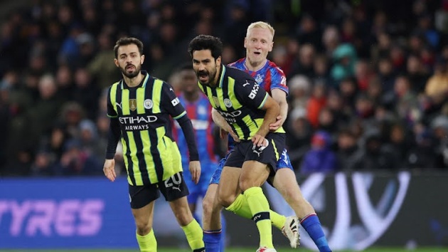 Silva, Gundogan chật vật ở hàng tiền vệ.
